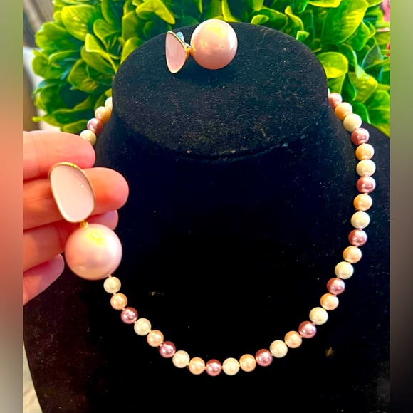 ❤️PINK PEARL SINGLE STRAND STAPLE NECKLACE WITH MATCHING POST EARRINGS💕 - Picture 1 of 7
